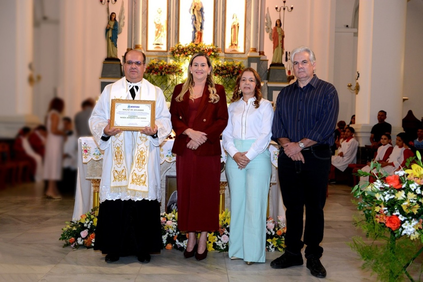 Propositura da vereadora Rosa Aleixo, moção de aplausos é entregue por autoridades pelos 161 anos da Igreja Católica de Monteiro.